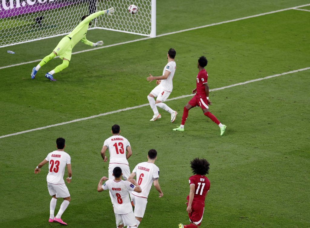 卡塔尔前锋阿菲夫（右下一）一脚劲射，帮助球队反超。——照片：路透社