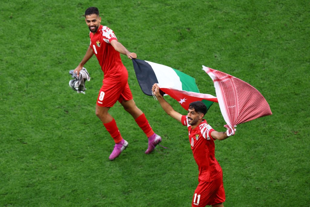 约旦队史首次晋级亚洲杯半决赛，球员们高举国旗庆祝——照片：路透社