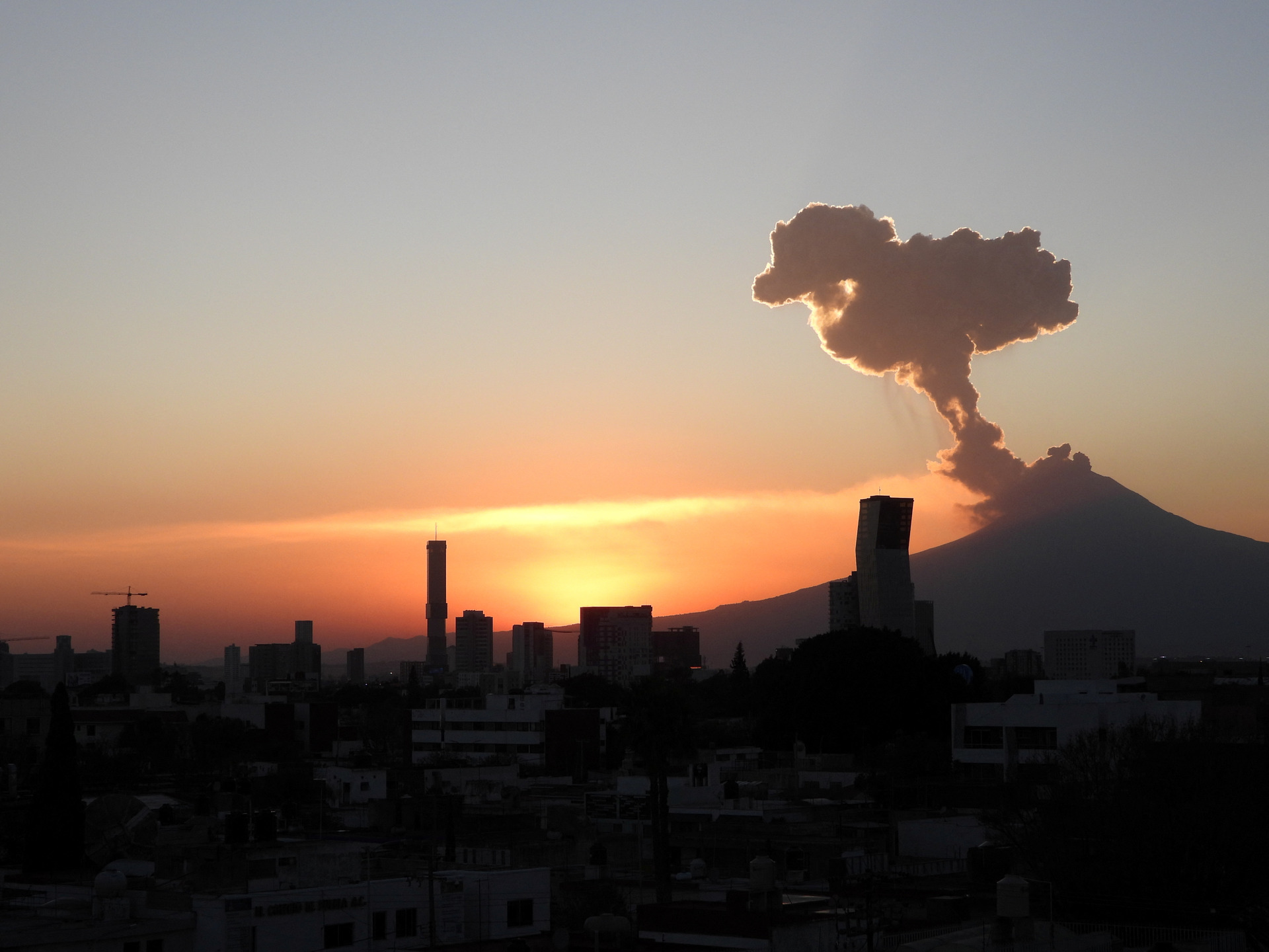 波波卡特佩特火山再喷发  烟雾弥漫墨西哥上空