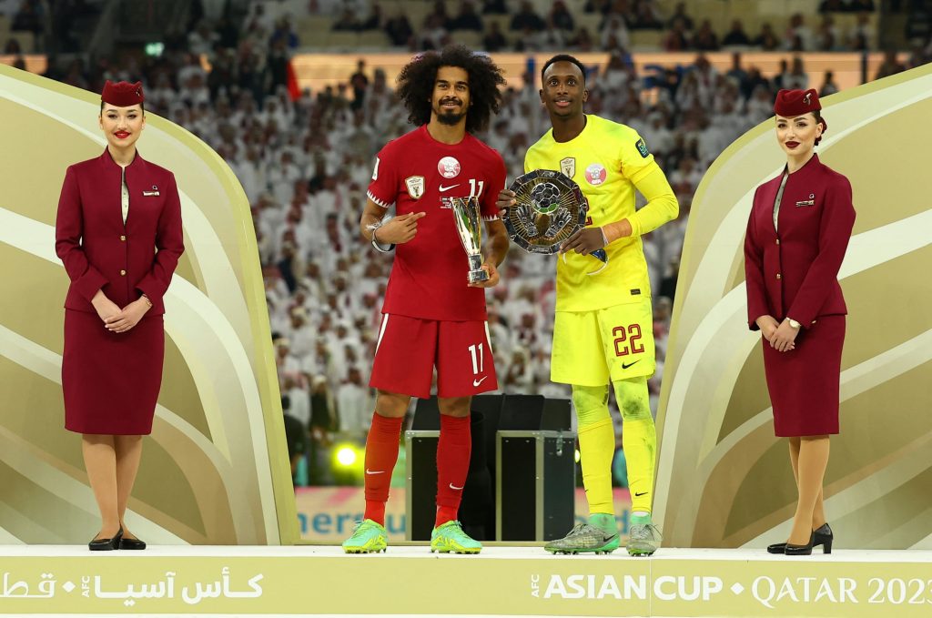 卡塔尔前锋阿菲夫（左二）与门将巴尔沙姆（右二）分别获颁金靴奖及金手套奖。——照片：路透社