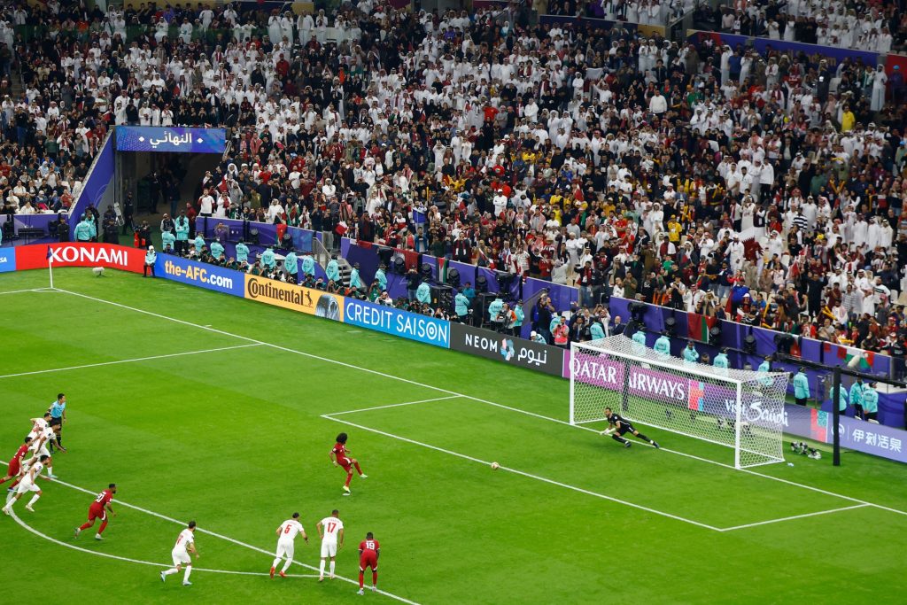 阿菲夫在补时第5分钟射入第三个点球，为卡塔尔锁定胜局。——照片：路透社