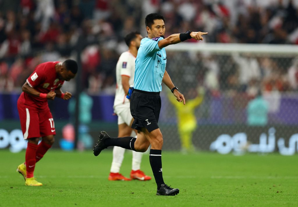 中国籍裁判马宁在第71分钟判给卡塔尔第二个点球。——照片：路透社