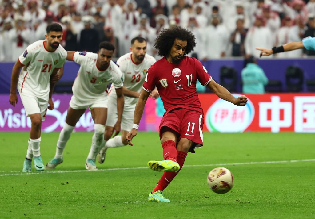 阿菲夫主罚命中，卡塔尔在上半场1球领先。——照片：路透社
