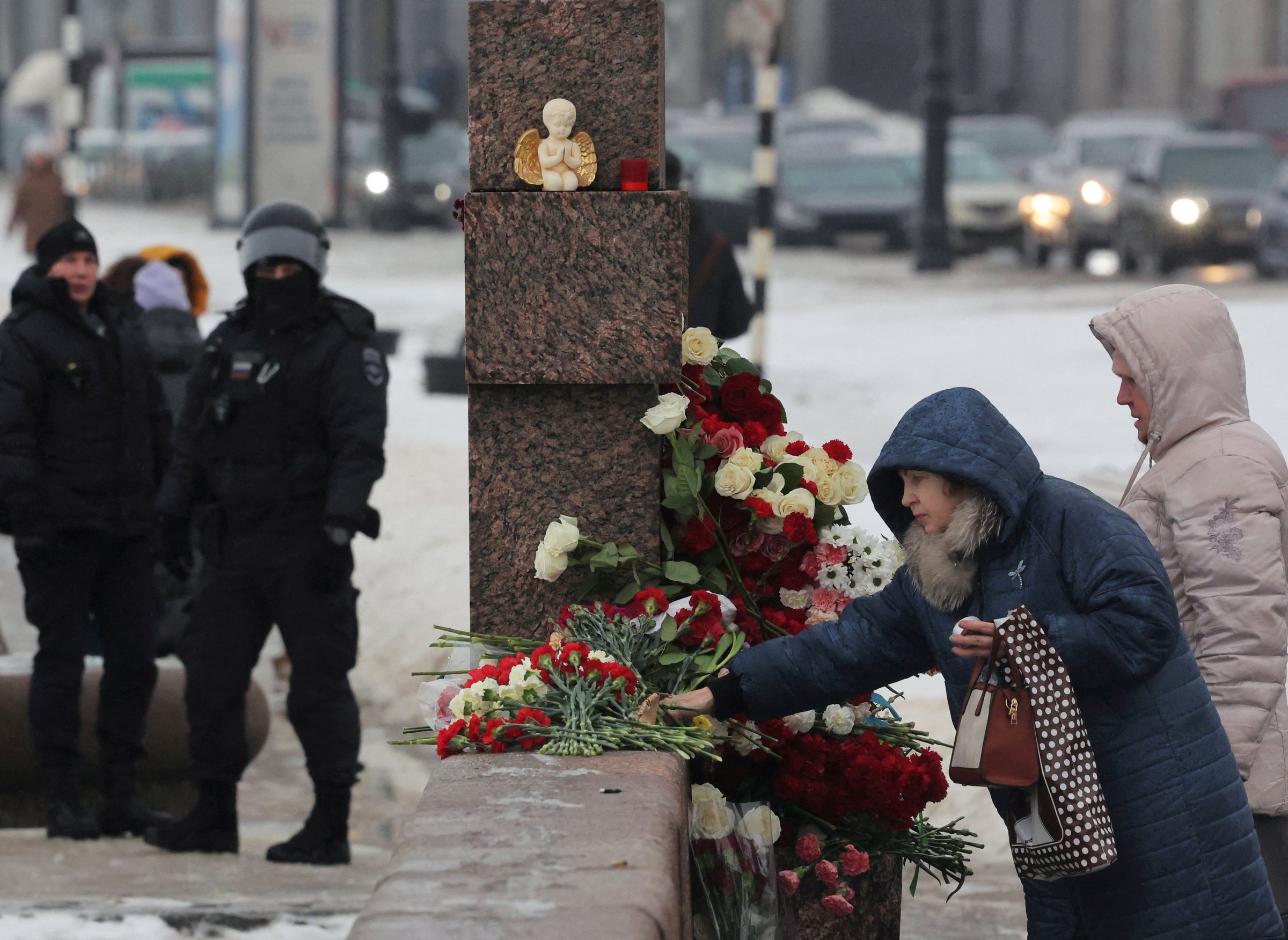 违反示威法悼念纳瓦尼  圣彼得堡上百人判监14天