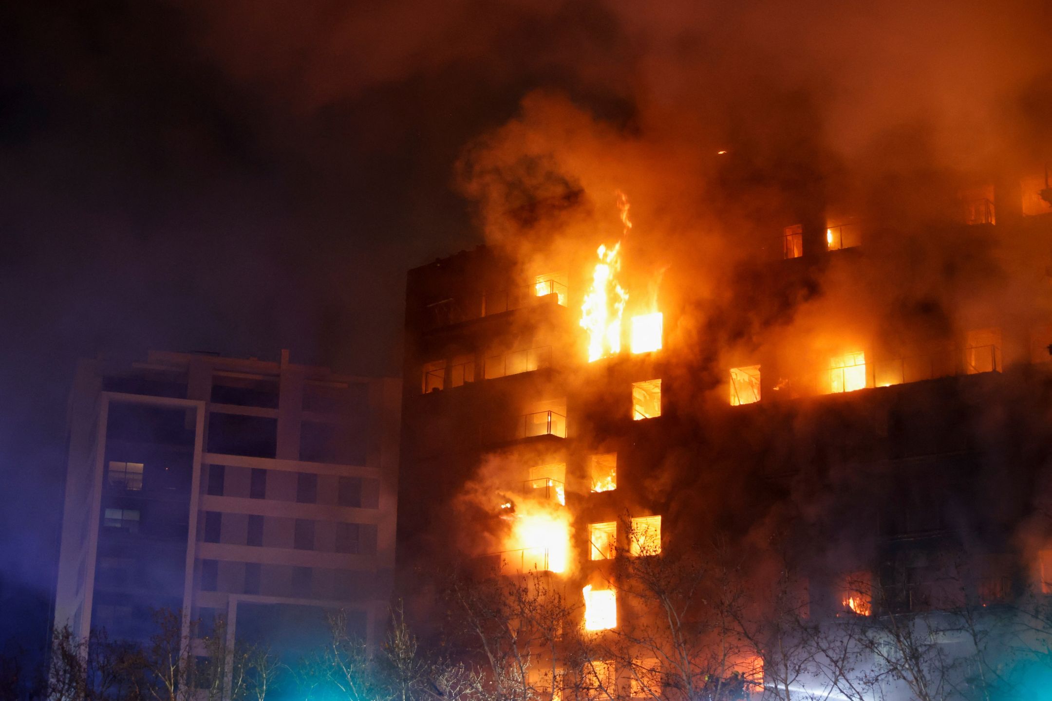 西班牙公寓大楼起火 酿4死14伤多人受困