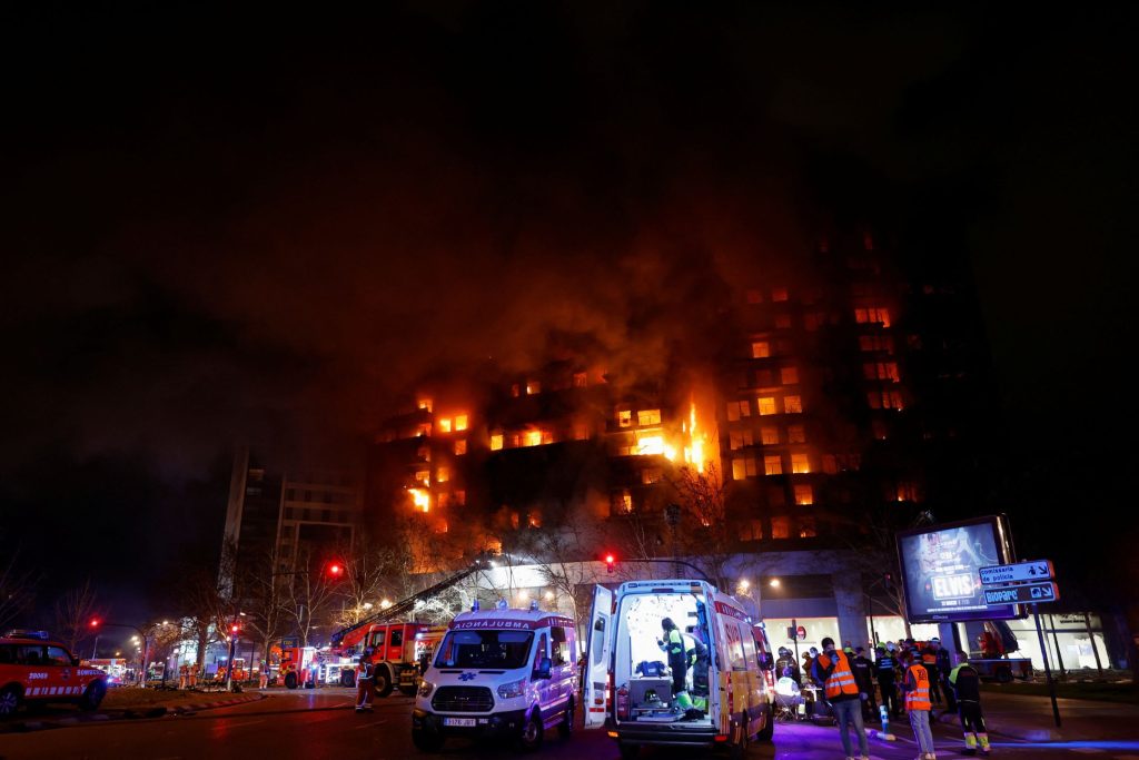 西班牙瓦伦西亚一栋14层公寓大火，整座建筑物陷入火海。——照片：路透社