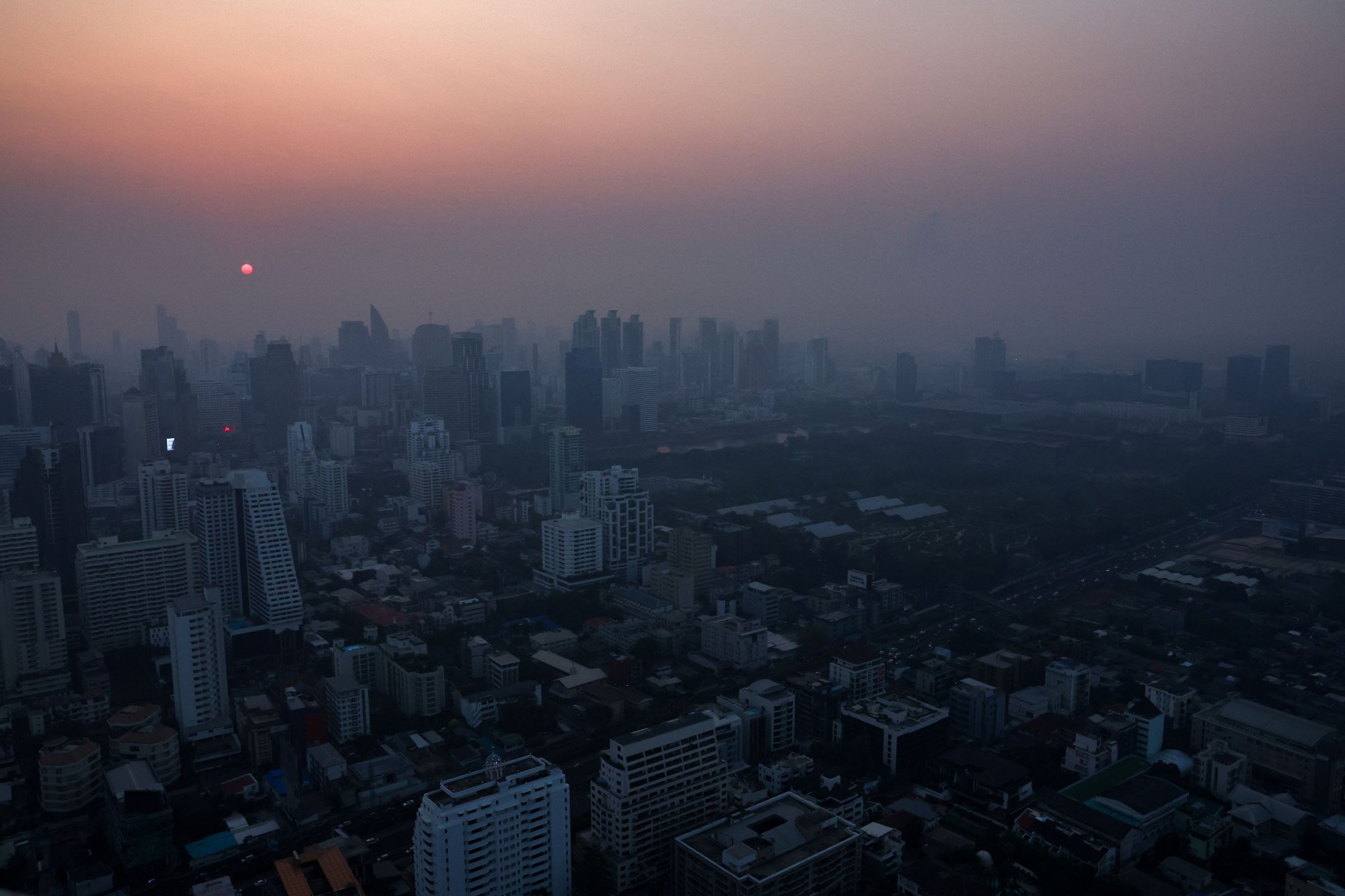 泰国曼谷烟霾笼罩 市政府吁居家办公