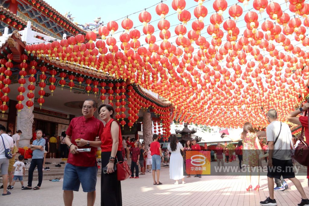 天后宫挂起上千颗红灯笼、喜气洋洋，吸引民众拍照留影。——照片：NSTP