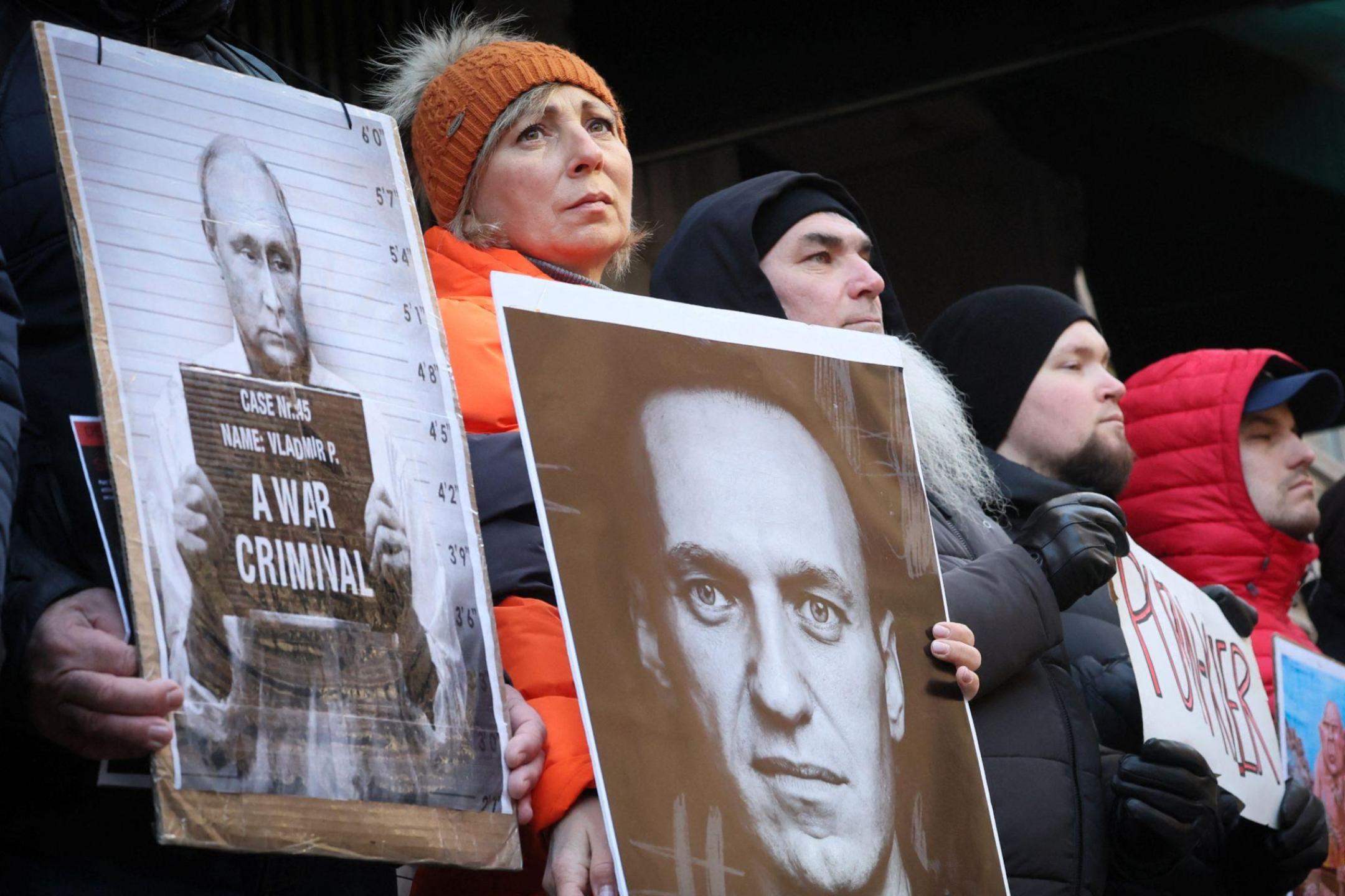 纳瓦尼骤逝 声援者赴俄使馆抗议