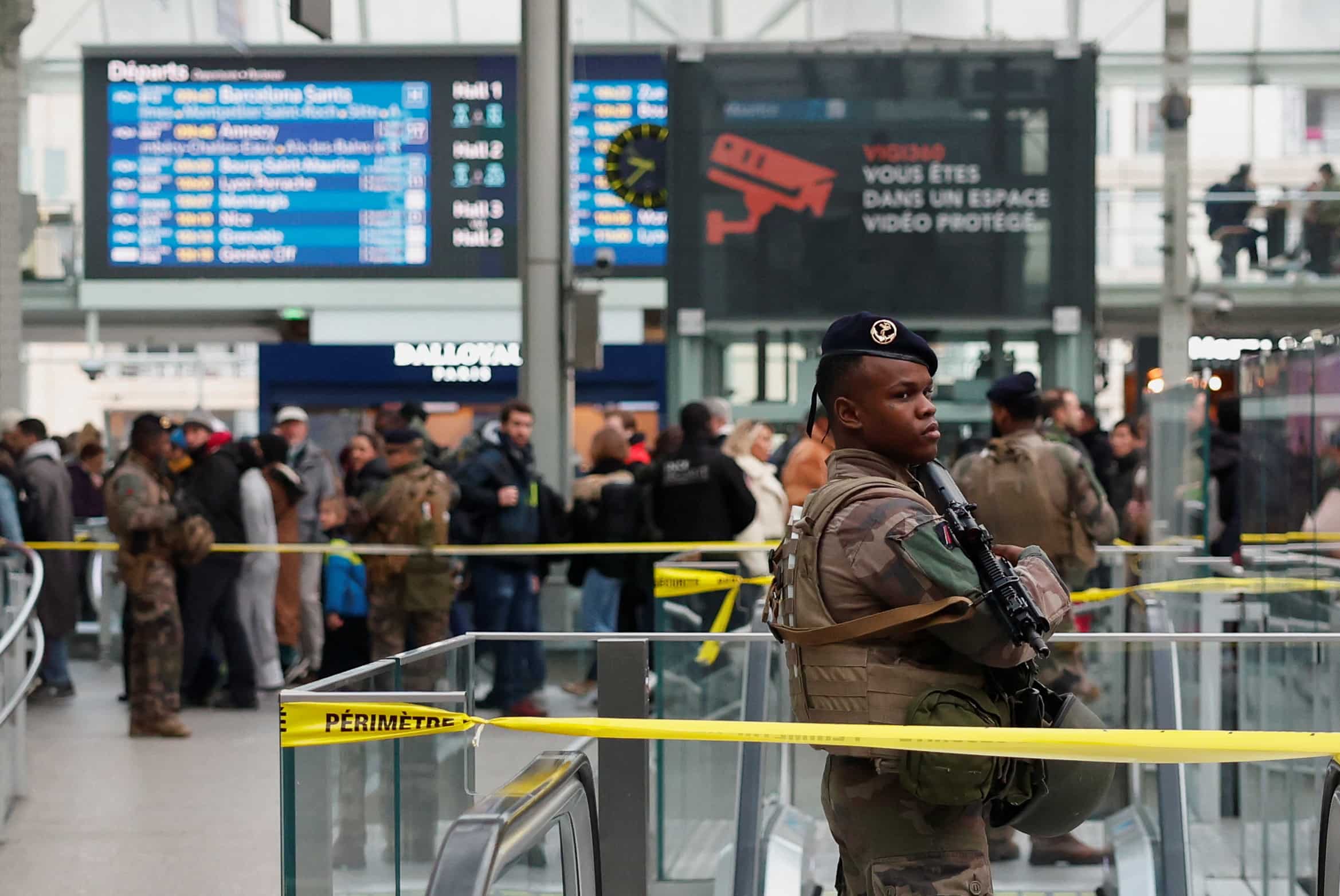 凶徒闯巴黎车站施袭  挥刀伤3人后被制服