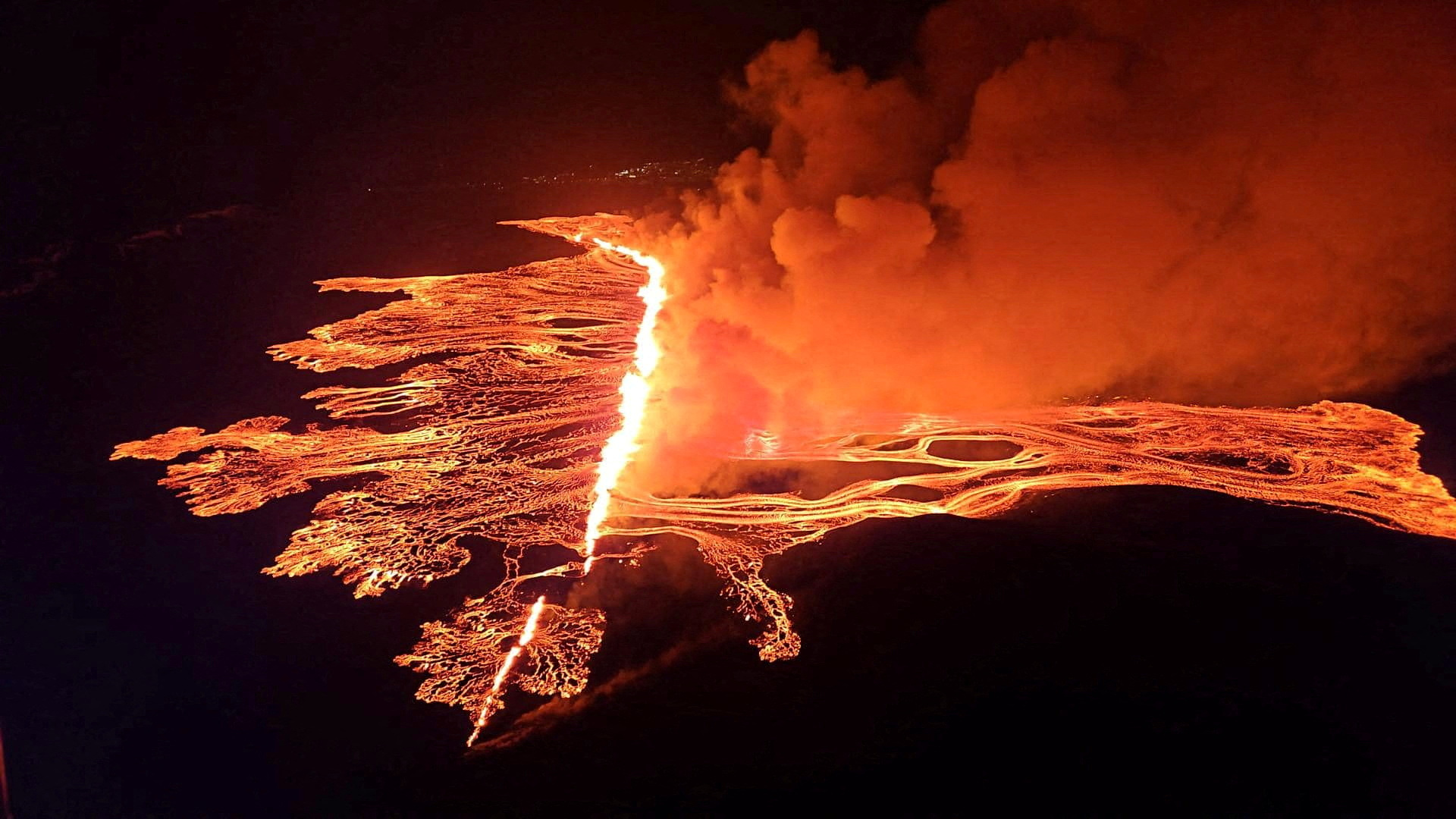 冰岛4个月内4度火山喷发  名胜蓝潟湖暂关