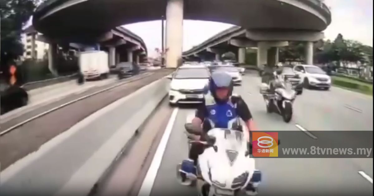 巡警摩托车与轿车擦撞  视频广传警展开调查