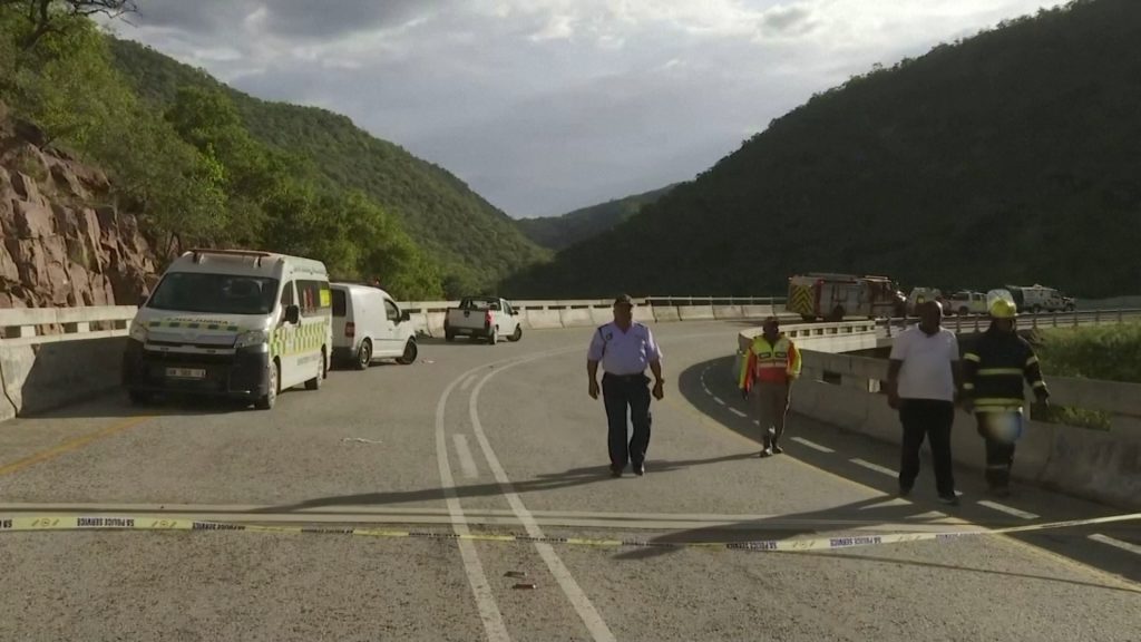 涉案巴士从百米高的天桥上坠入山谷，当局随即封路展开救援。——照片：路透社