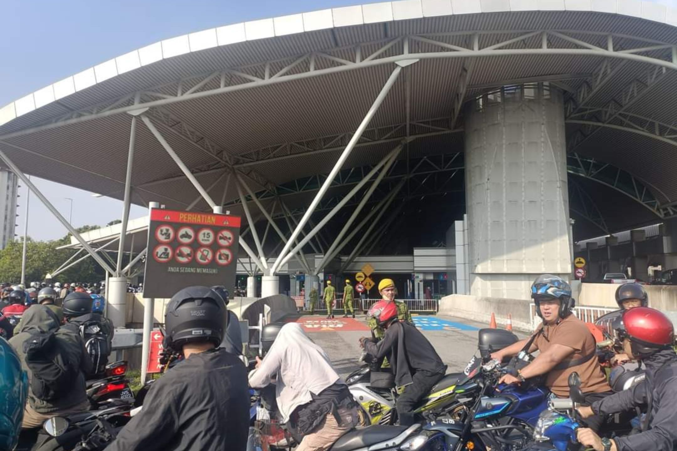 新山狮城两关卡摩托道拥堵  新承包商调整系统所致