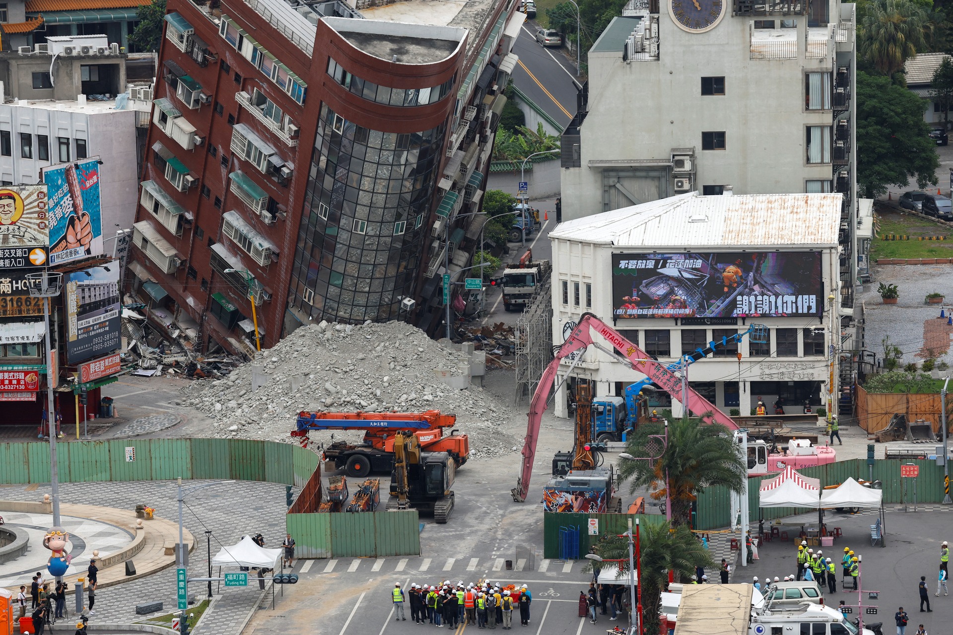 【台湾花莲地震】重型机械抵天王星大楼  预计二周完成拆除