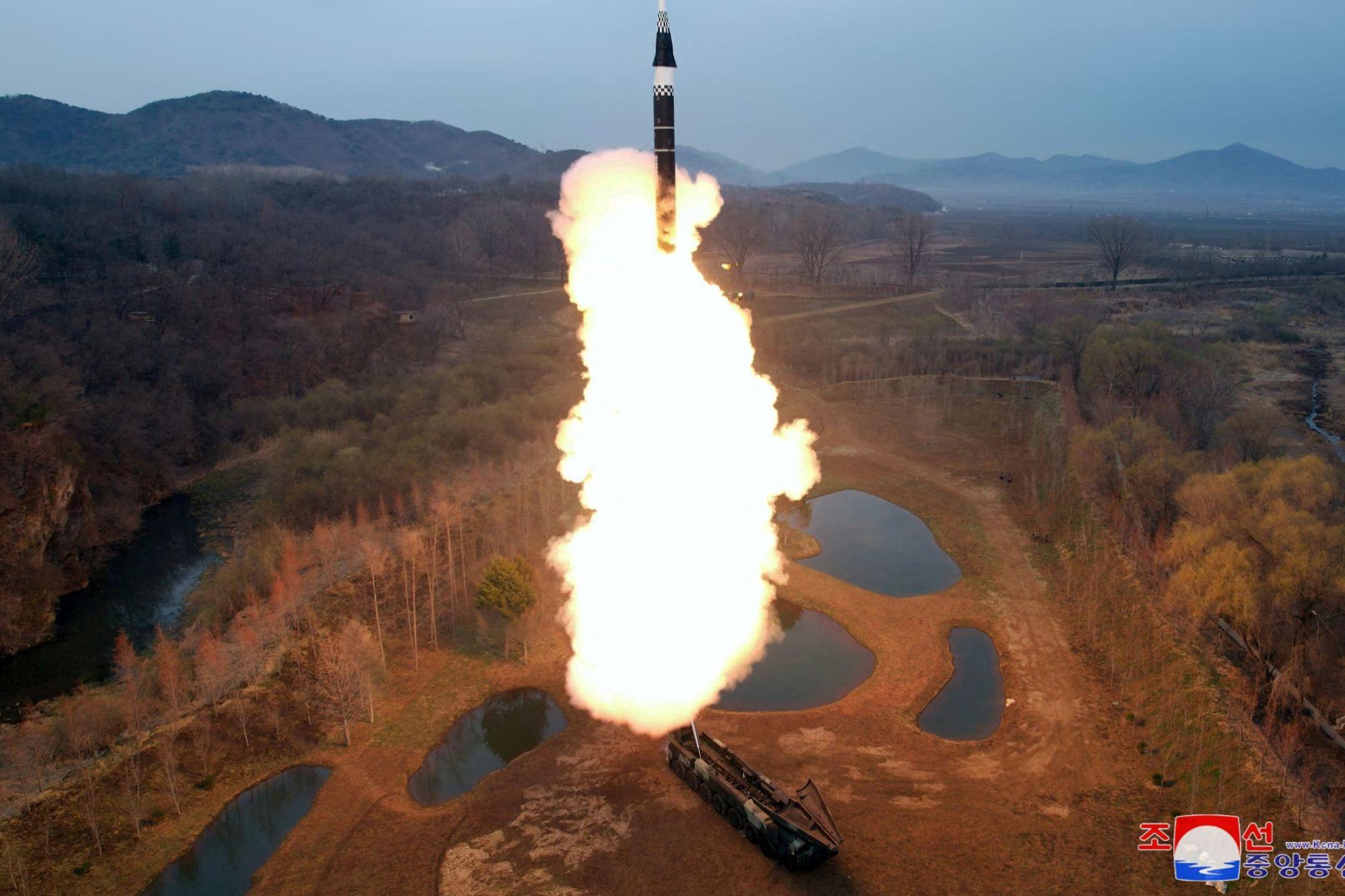 朝鲜试射新型防空导弹 官媒宣称无关区域安全 