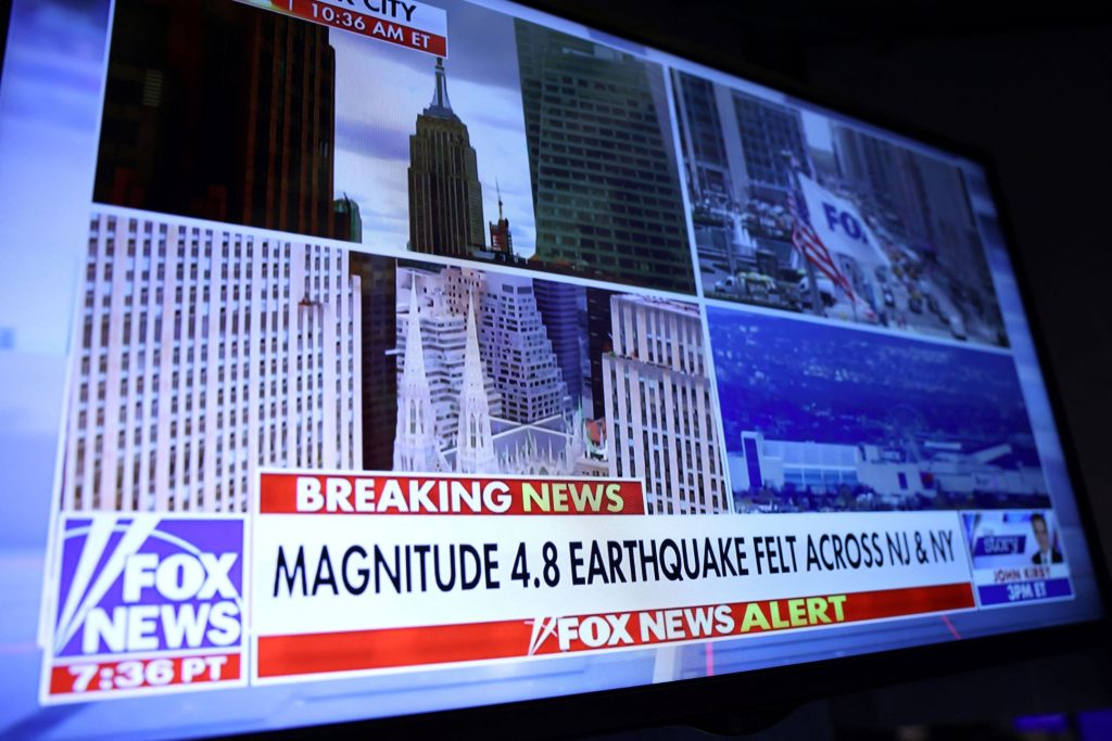 美国媒体福克斯新闻插播地震的最新消息——照片：路透社