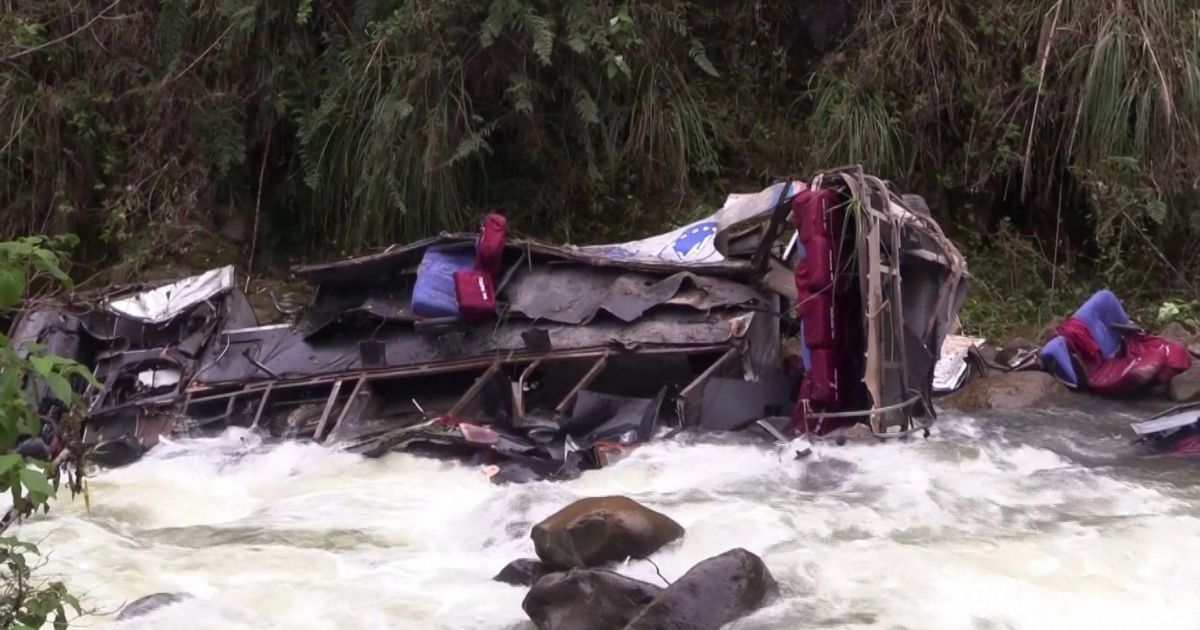 秘鲁巴士坠谷25亡 恐有乘客被水冲走
