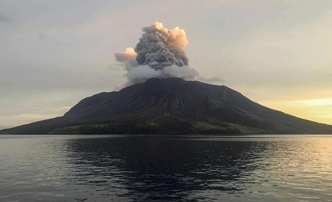 印尼鲁昂火山喷发  环境局:未影响沙砂空气素质