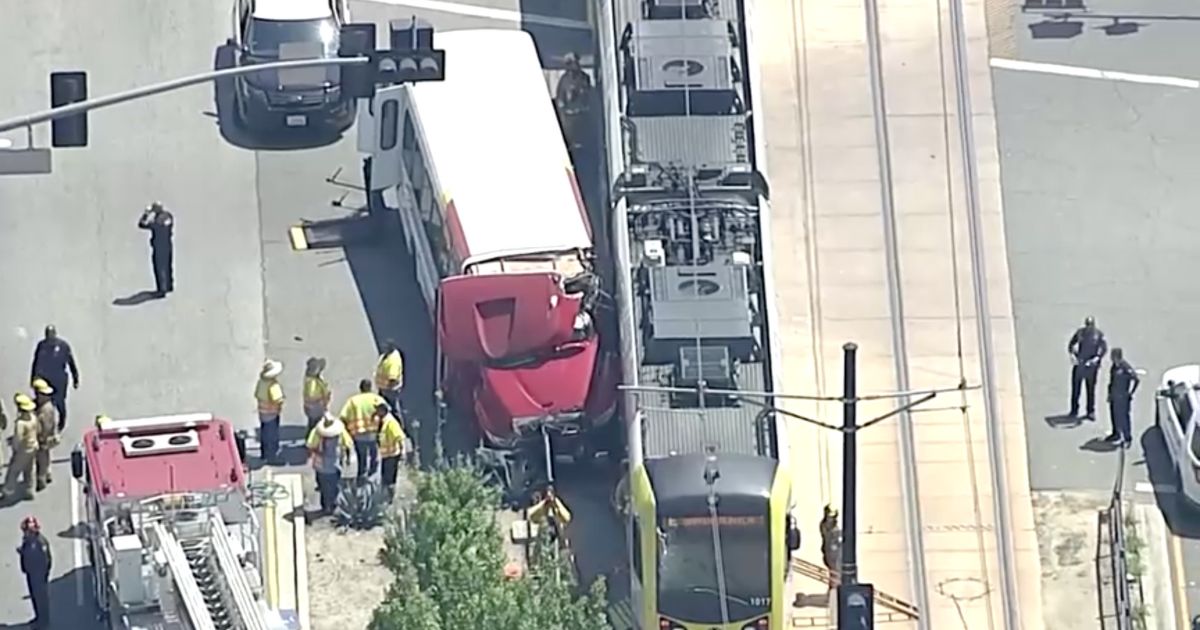 大学巴士列车意外相撞 数十人轻重伤入院治疗