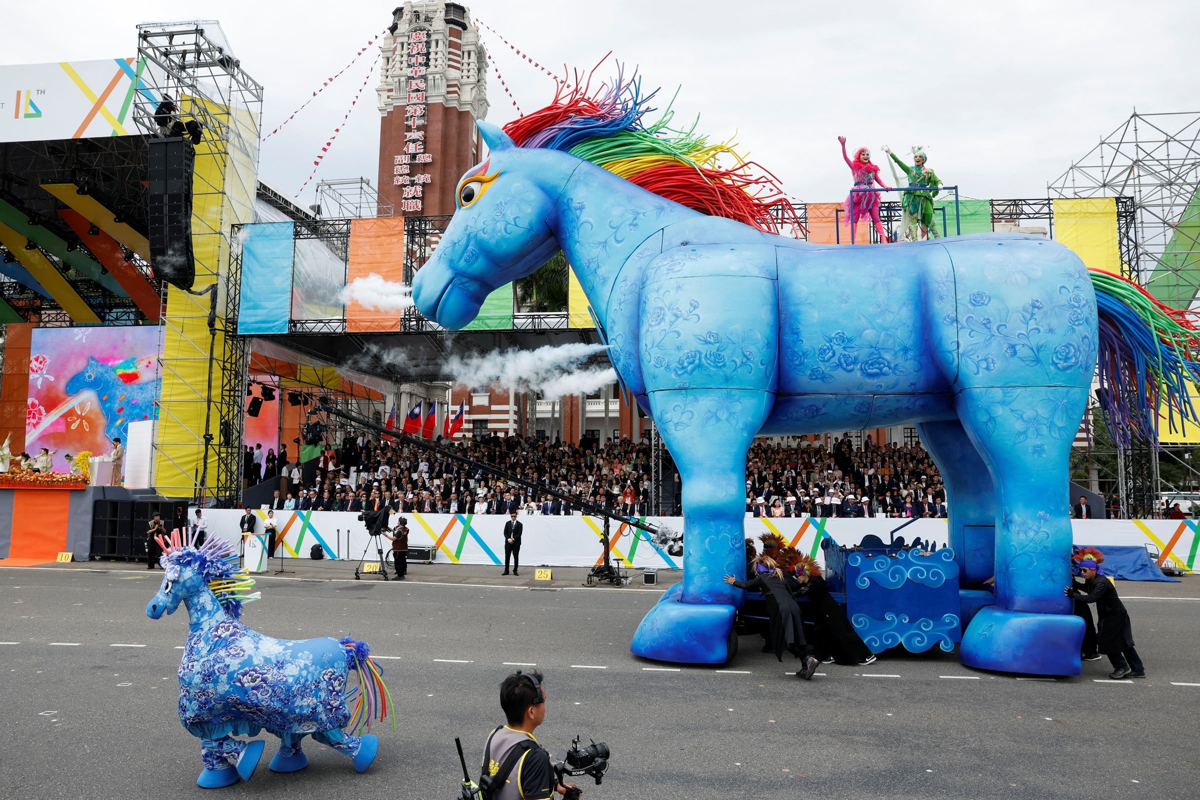【图集】台湾总统就职巨型“雨马”助阵   披彩虹鬃毛象征族群和解