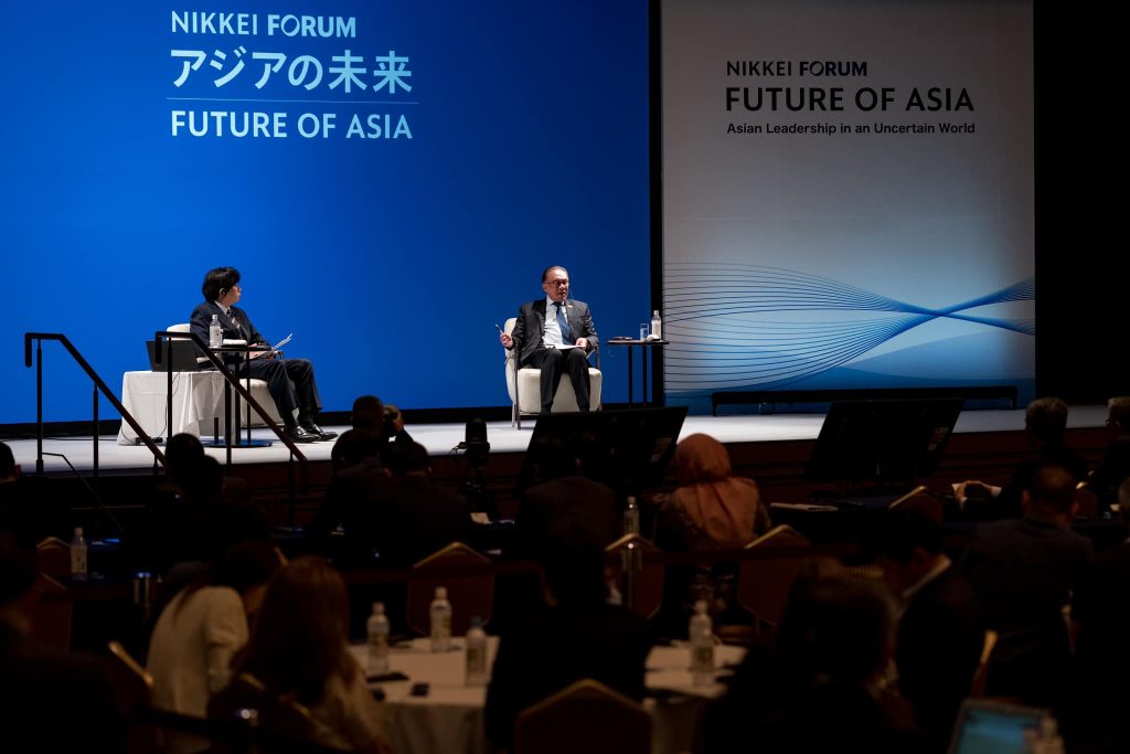 首相安华昨天参与《第29届日经亚洲未来论坛》——照片：首相安华脸书