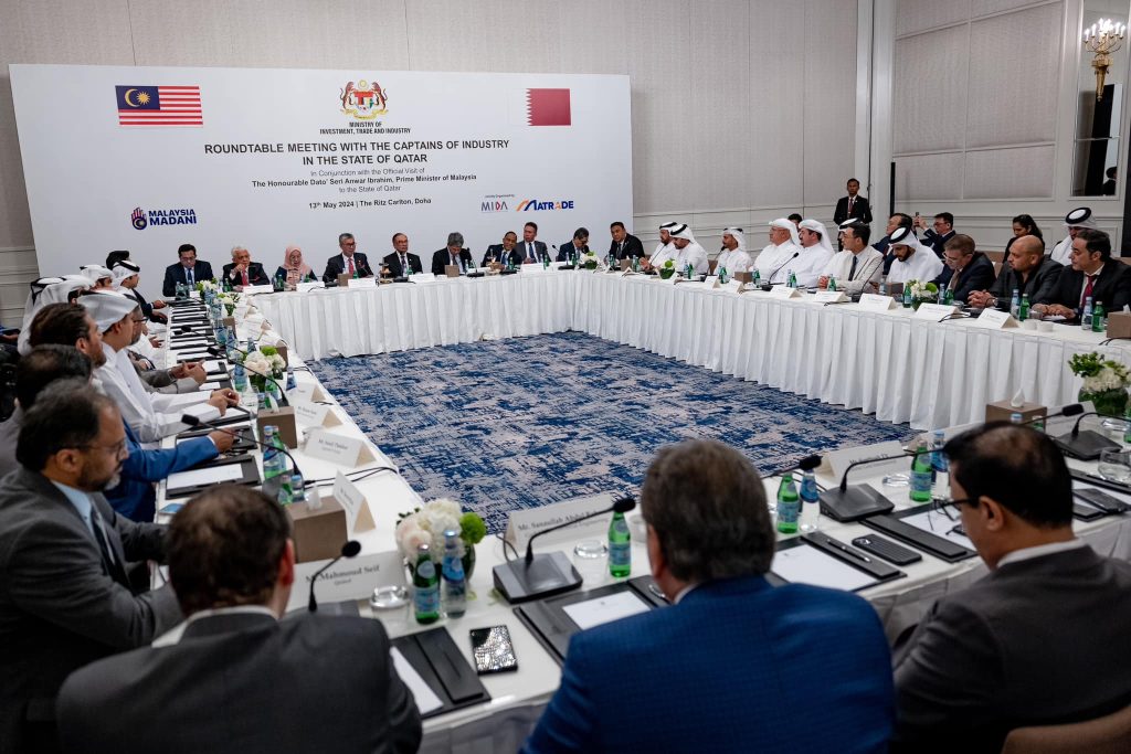 首相安华主持与卡塔尔商界领袖的圆桌会议。——照片：首相署
