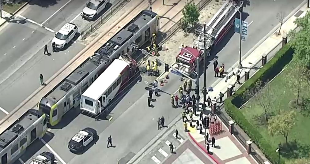 洛杉矶列车与巴士相撞  至少55伤2人伤势严重
