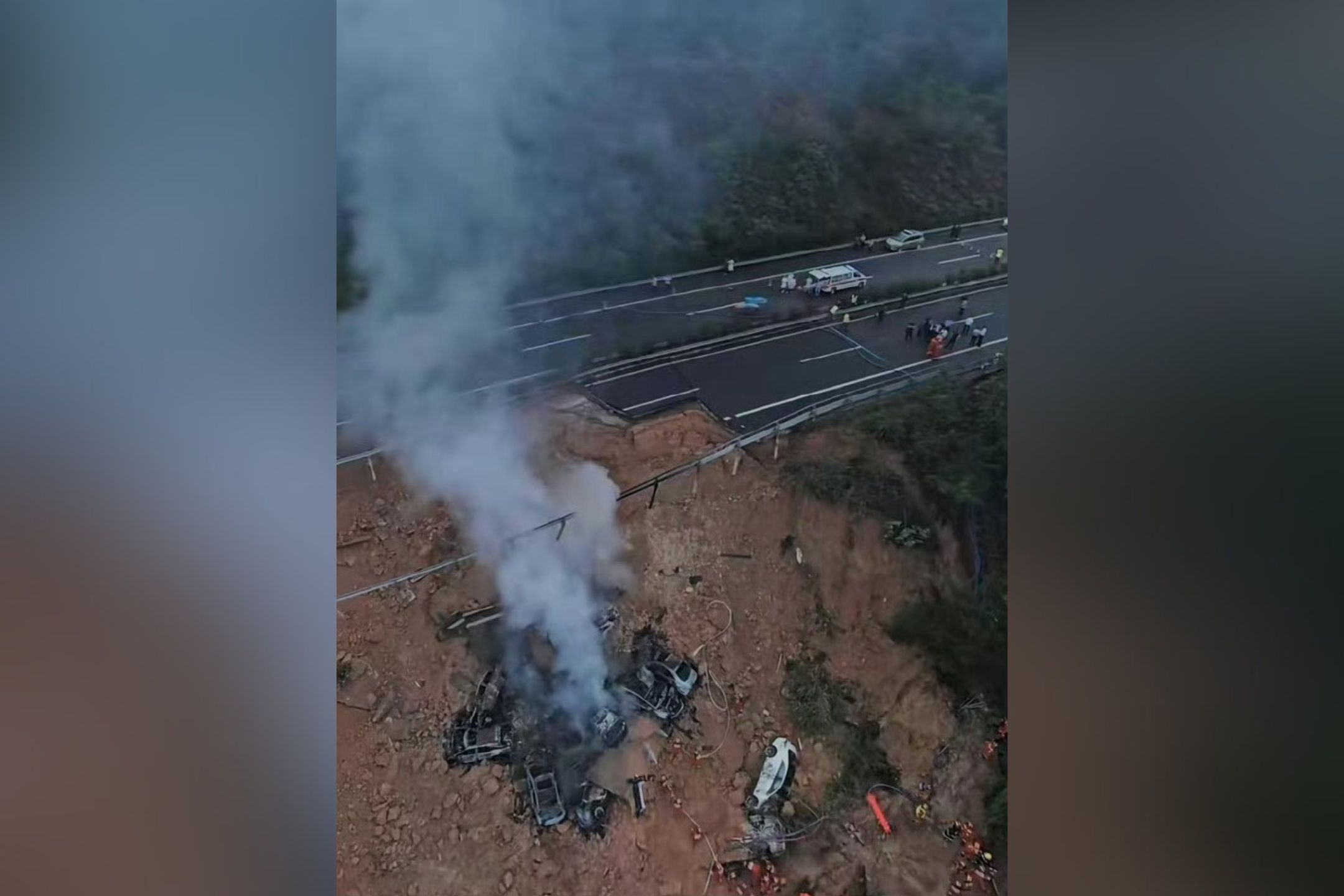 广东梅龙高速公路塌陷 18轿车坠落19人死