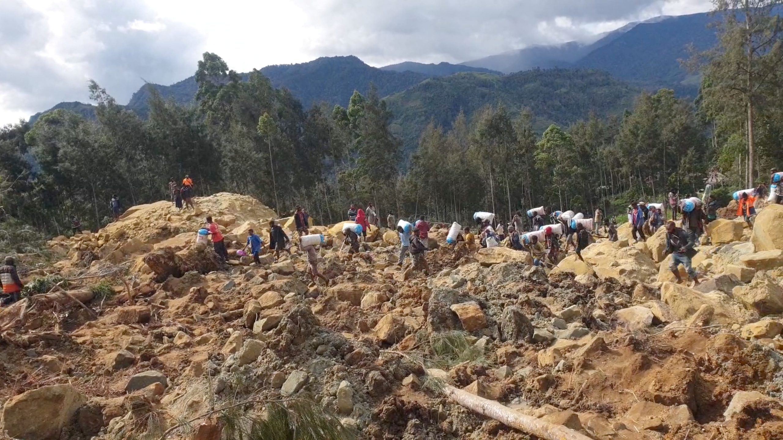 巴布亚新几内亚山崩 逾百人睡梦中惨遭活埋