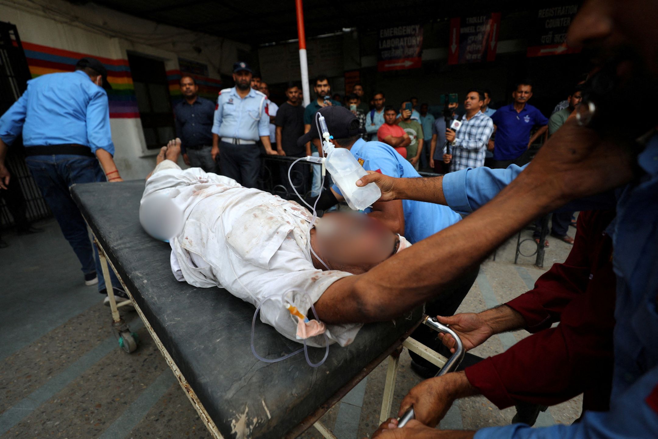 印度朝圣者巴士失控坠山谷 21人死亡60人伤