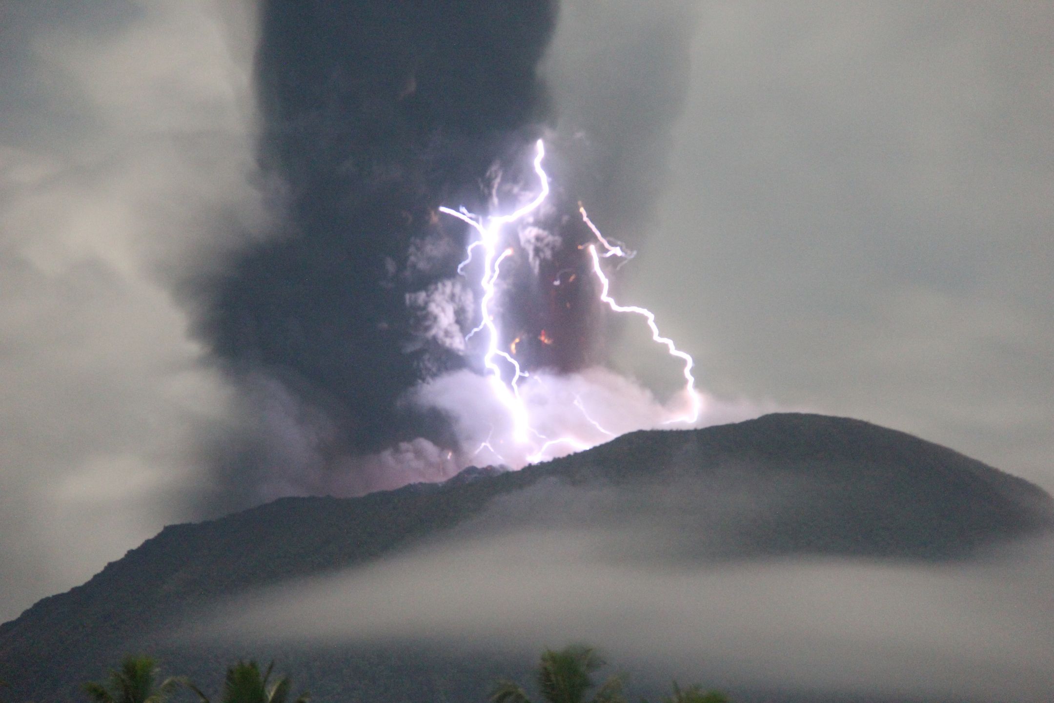 印尼伊布火山再爆发  火山灰柱高达6公里