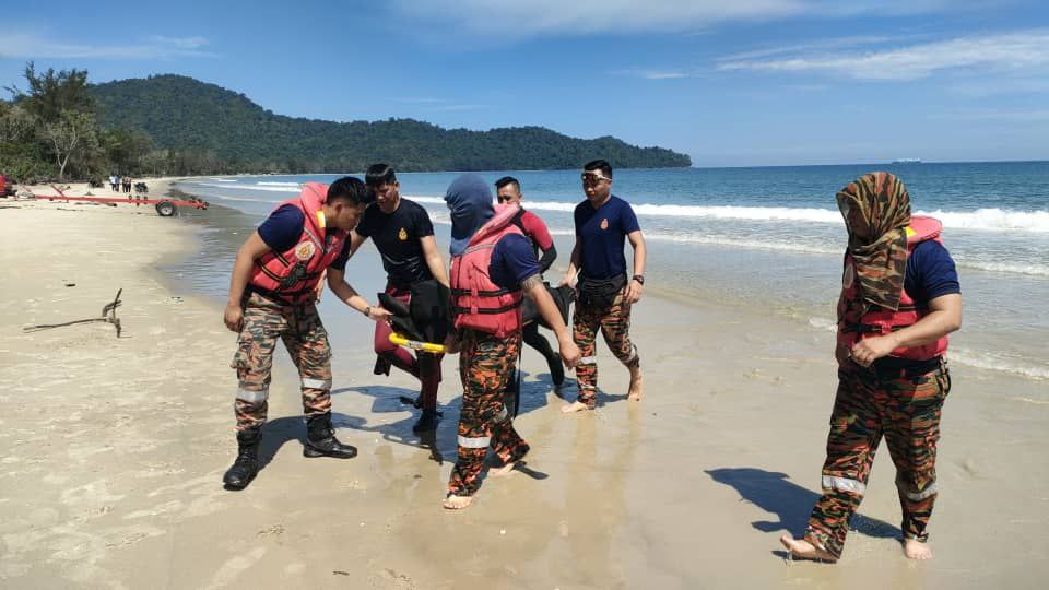 同学相约海滩戏水 12岁男童灭顶溺水亡