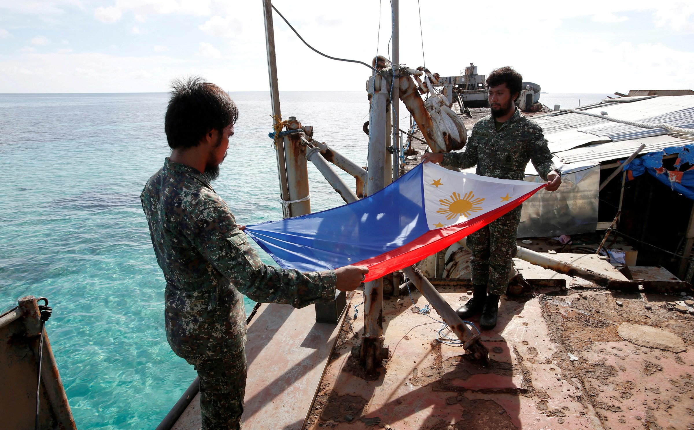 菲律宾否认枪指中国海警   反指中方抢夺空投物资