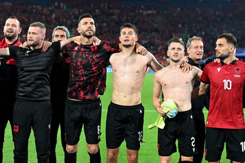 阿尔巴尼亚淘汰出局，球员们不忘向在场球迷致意。——照片：路透社