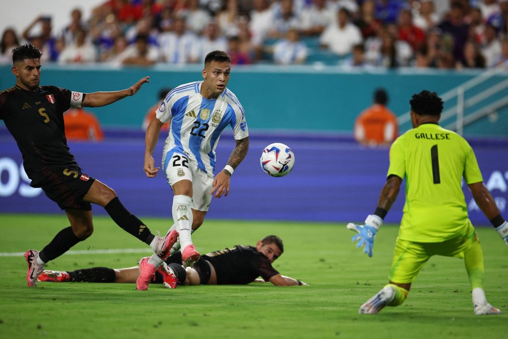 阿根廷前锋劳塔罗.马丁内斯（中）在本场比赛打进两球。——照片：路透社