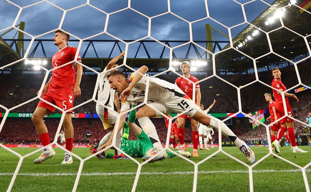德国后卫施洛特贝克在第3分钟的进球无效。——照片：路透社