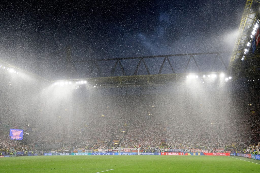 雷暴天气在比赛约第30分钟恶化。——照片：路透社