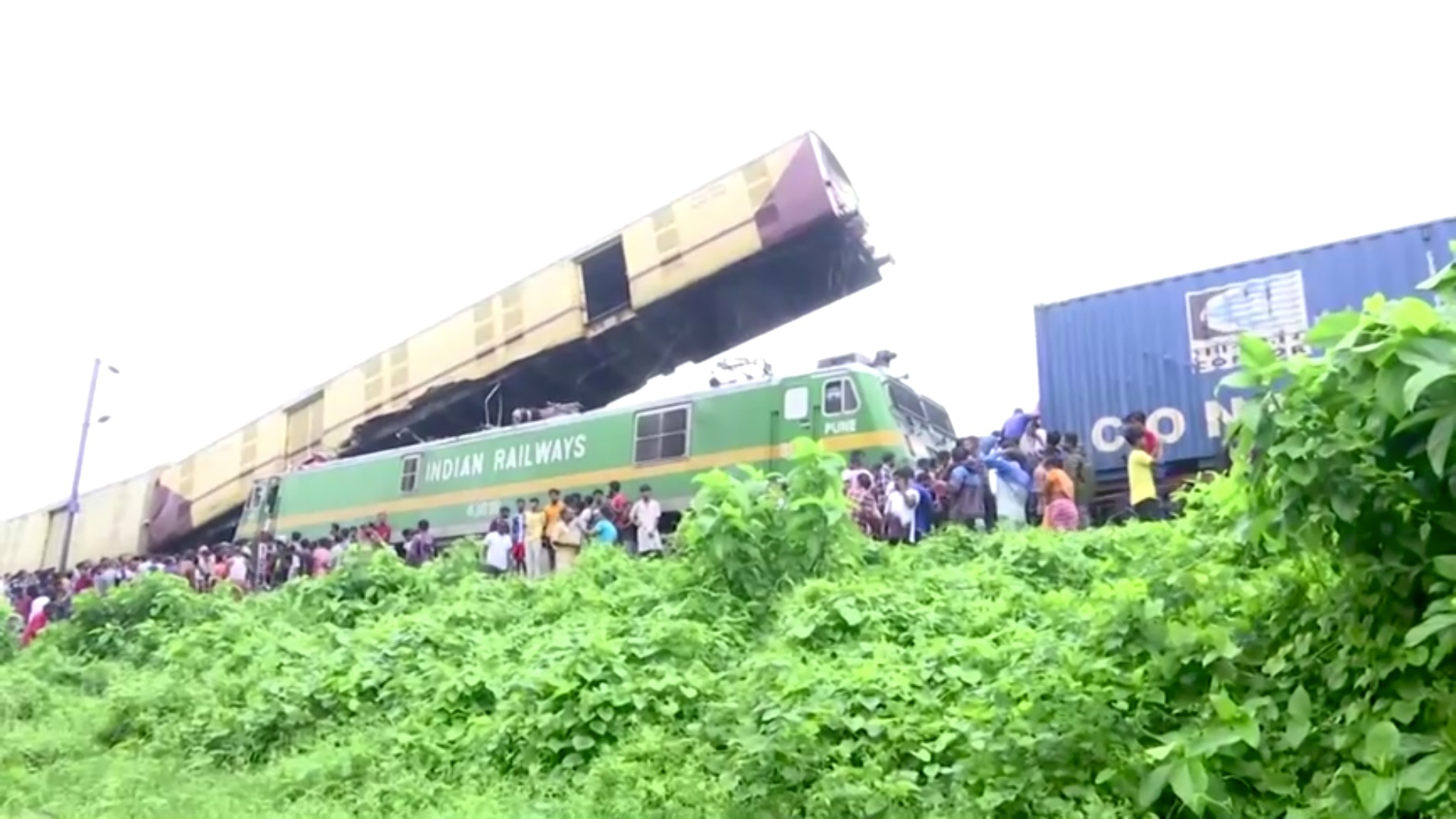 印度货客火车相撞 酿13死近30伤