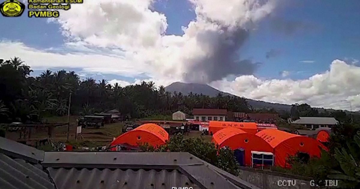 印尼伊布火山喷发遇暴雨 恐引发山洪及冷熔岩流