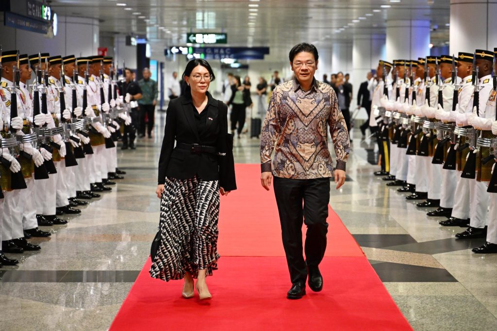 新加坡总理黄循财（右）与夫人吕子蕊抵达我国展开官访。——照片：大马外交部