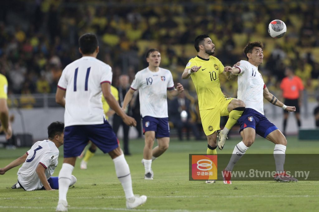 大马队前锋恩德利克（黄衣）与中华台北球员较量。——照片：NSTP