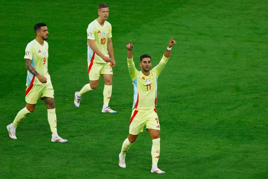 西班牙前锋费兰托雷斯（中）打进致胜球。——照片：路透社