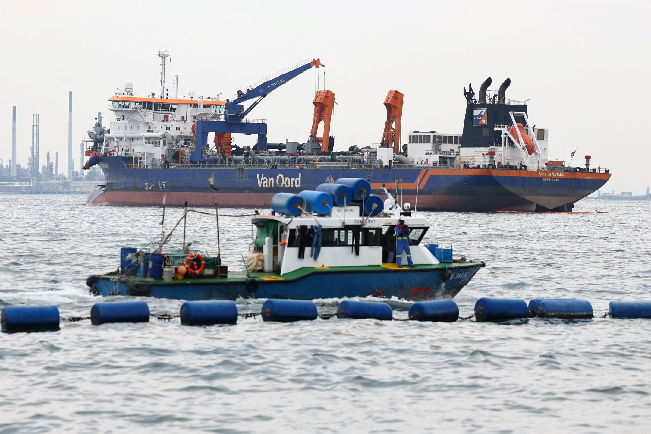 新国撞船事故迈入第七天  油渍扩散至边佳兰海域