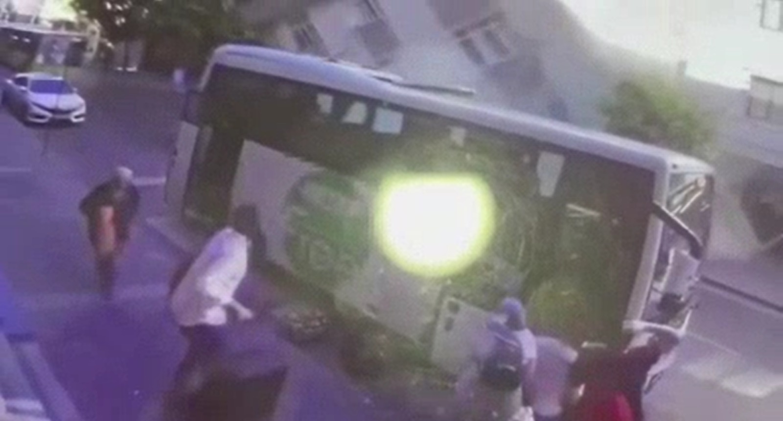 土耳其公寓坍塌9死伤 巴士亭候车乘客险遭殃