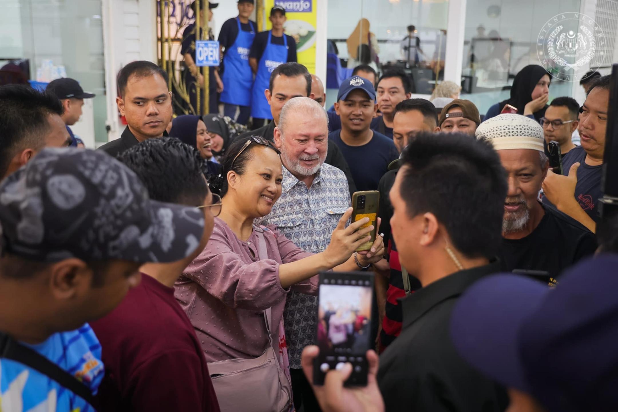 华诞日赴甘榜峇鲁享椰浆饭  国家元首与民拍照交流