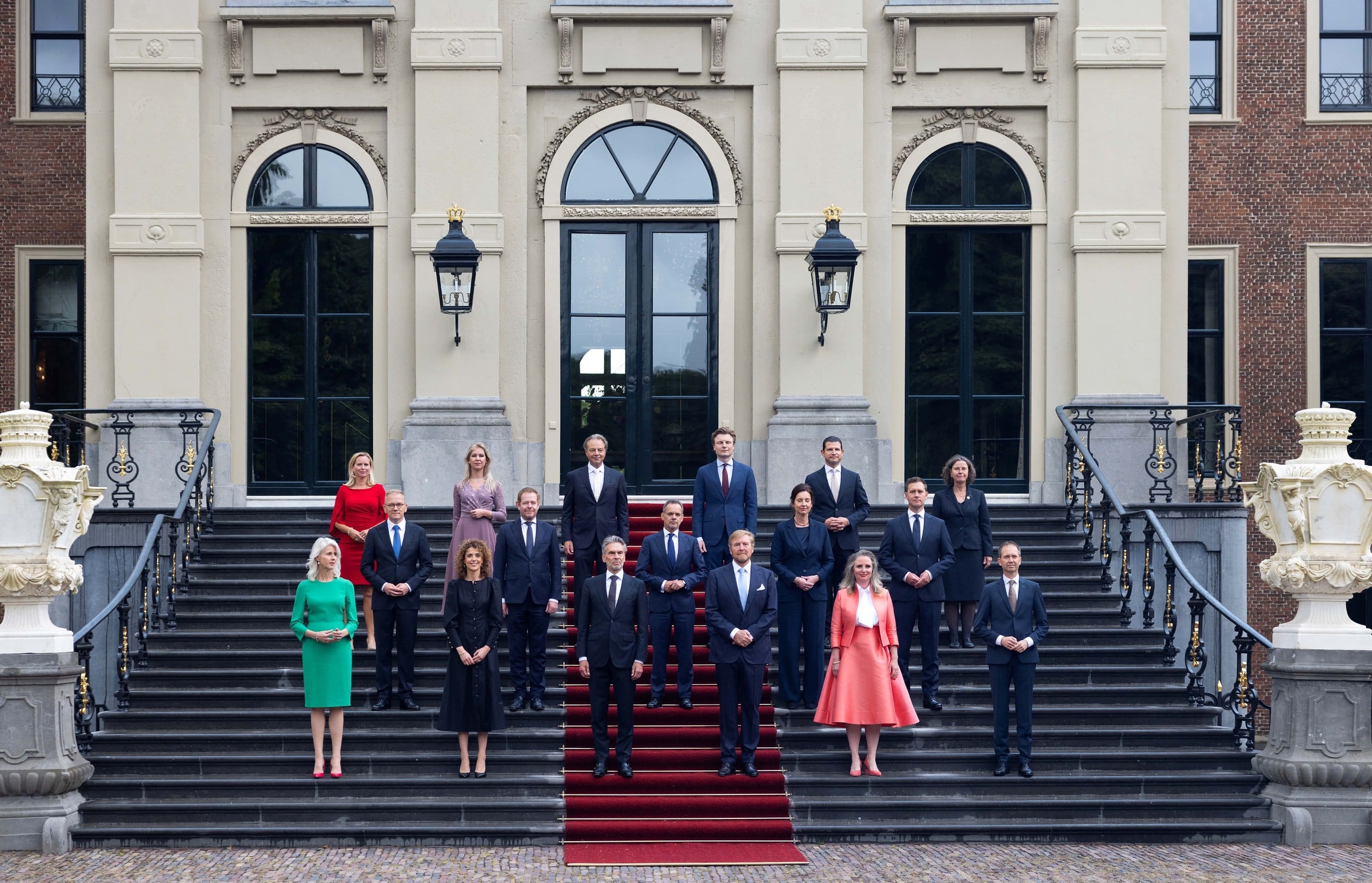荷兰新内阁成员宣誓就职  极右党掌控5大部门