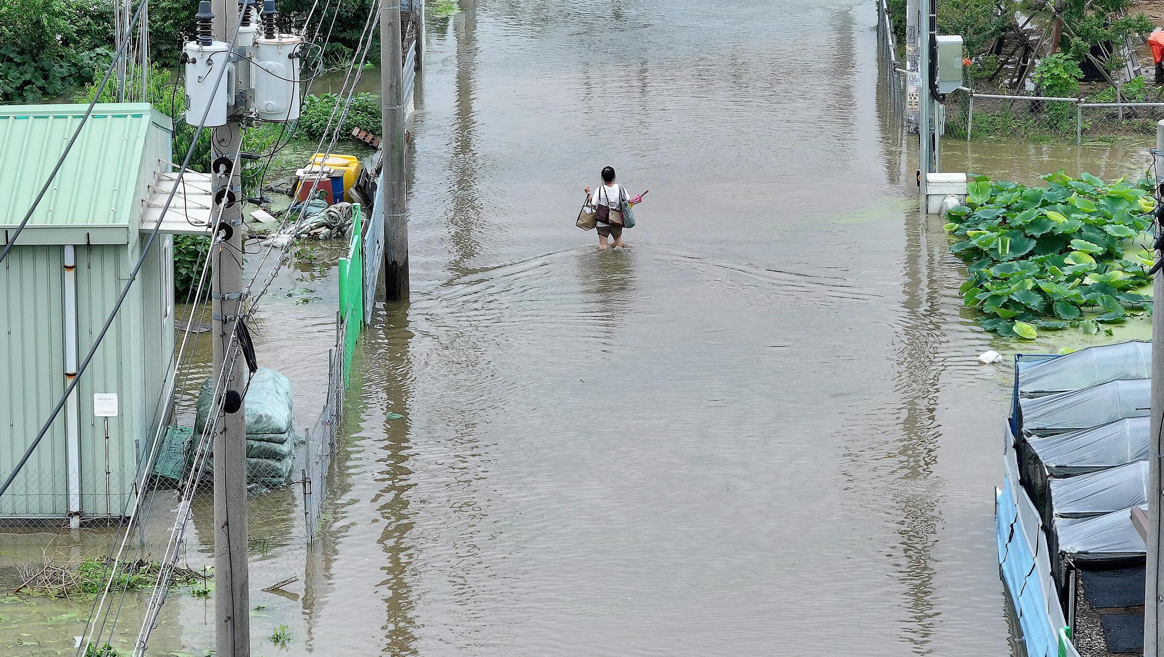 【图集】韩国暴雨土崩洪灾酿4死  日本高温近万人中暑送院
