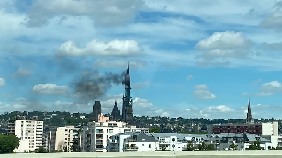 法国鲁昂大教堂起火冒黑烟  装修工人全数安全