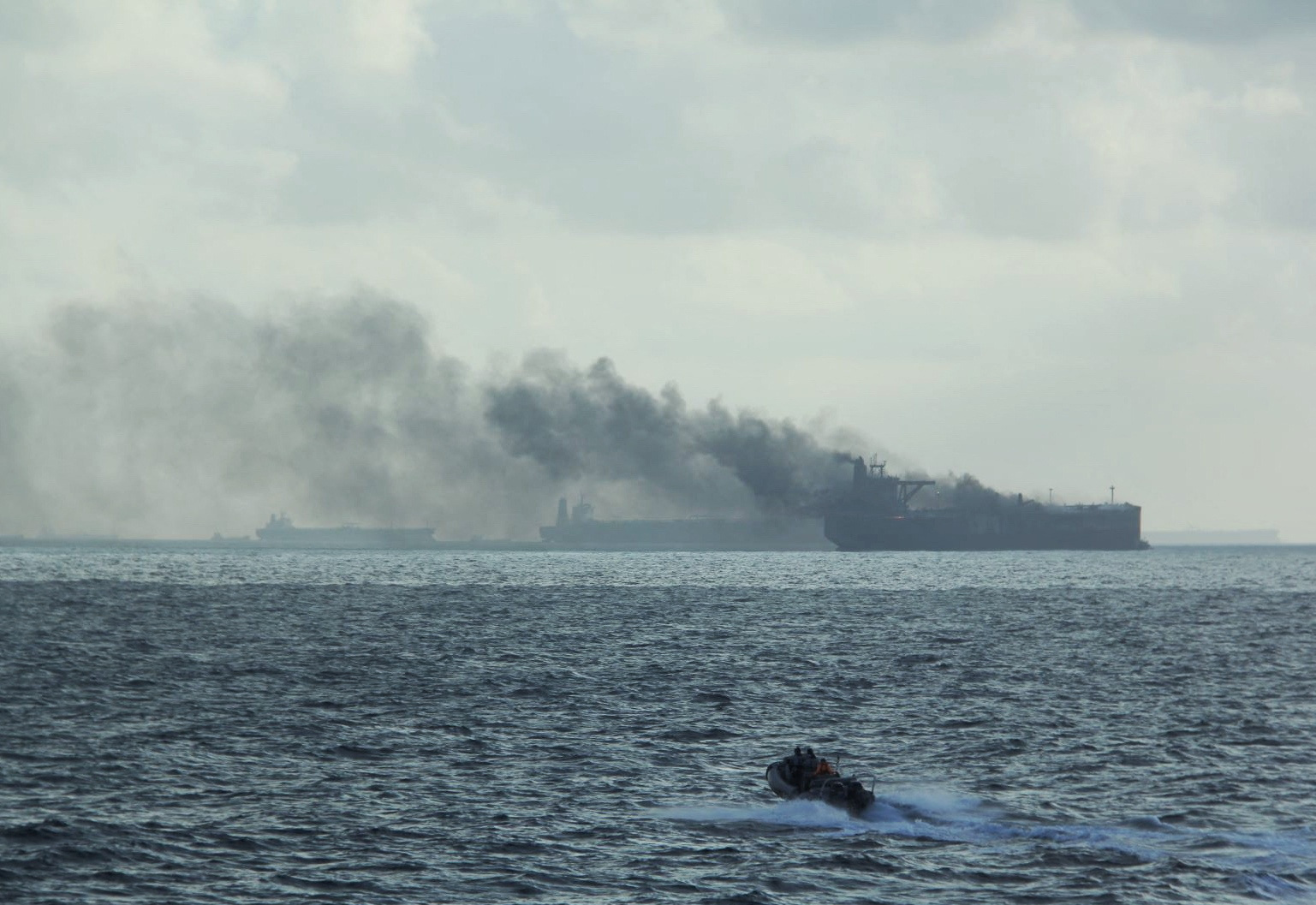  2油槽船白礁海域起火 2伤者送狮城救治